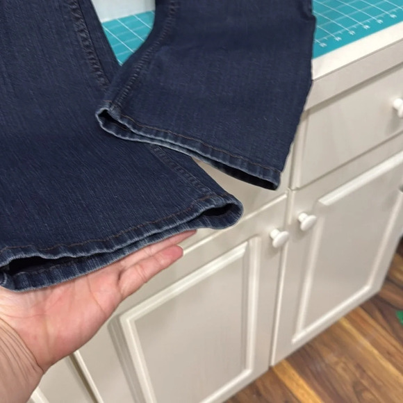 Liz Claiborne Dark Blue Wash Classic Fit Bootcut Jeans Size 12 Inseam 31.5 - Picture 4 of 9